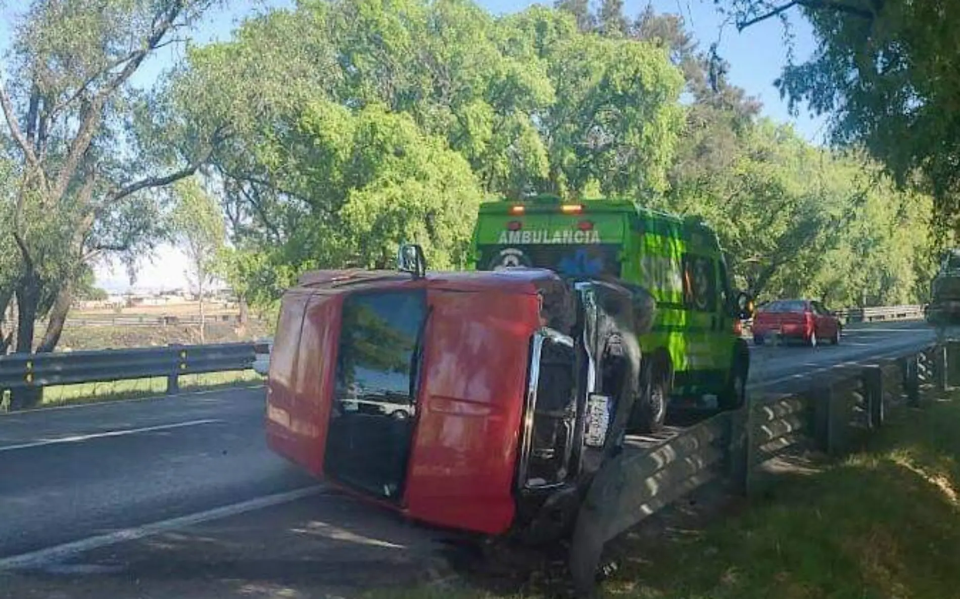 Camioneta vuelca sobre paseo Tollocan